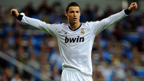 格雷米奥扳平后，主帅梅内塞斯与球迷发生口角并向其竖中指（格雷米奥追平后，主帅梅内塞斯与球迷口角并做出竖中指手势）